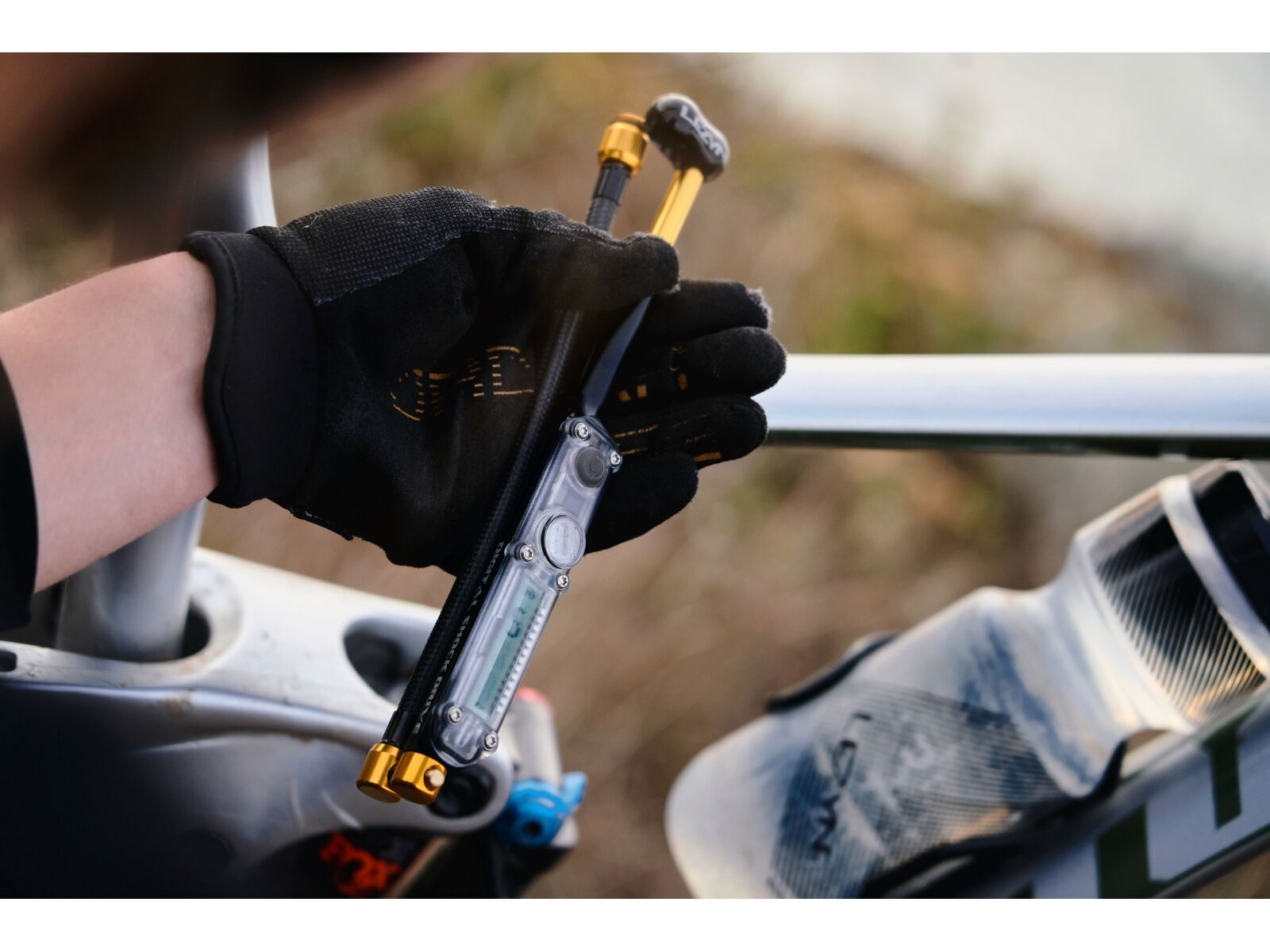 Lezyne Digital Shock Drive, black/gold - Bild 5