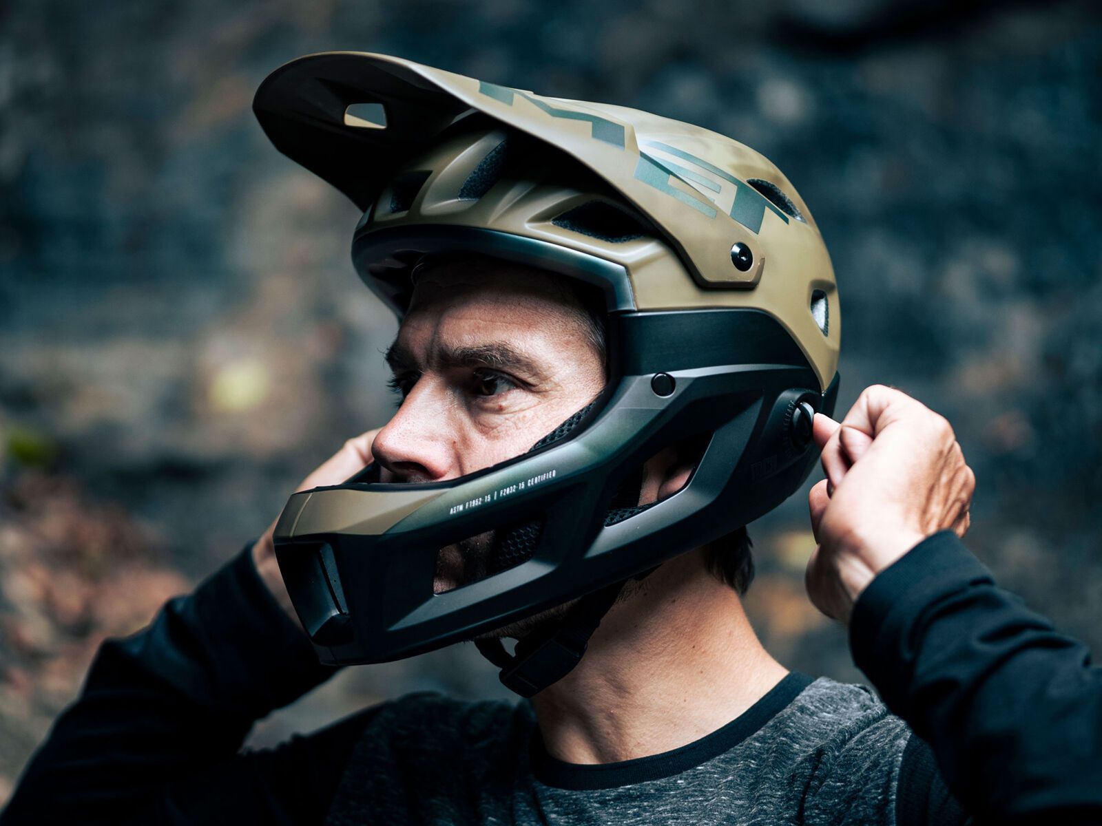 MET Parachute MCR MIPS, black red/matt glossy - Bild 13