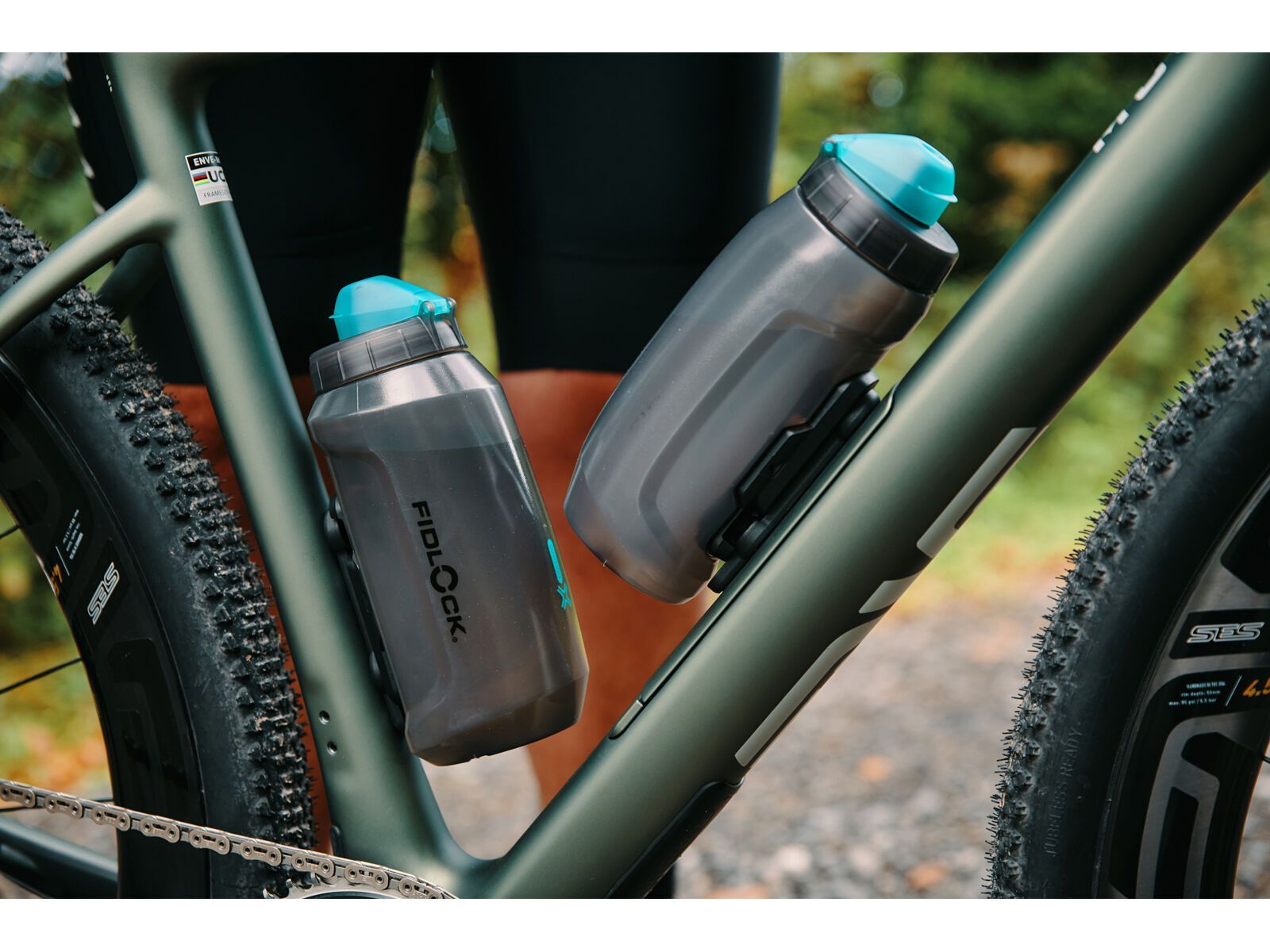 Fidlock Twist Bottle 750 Antibacterial + Bike Base, transparent black/light green | Bild 11