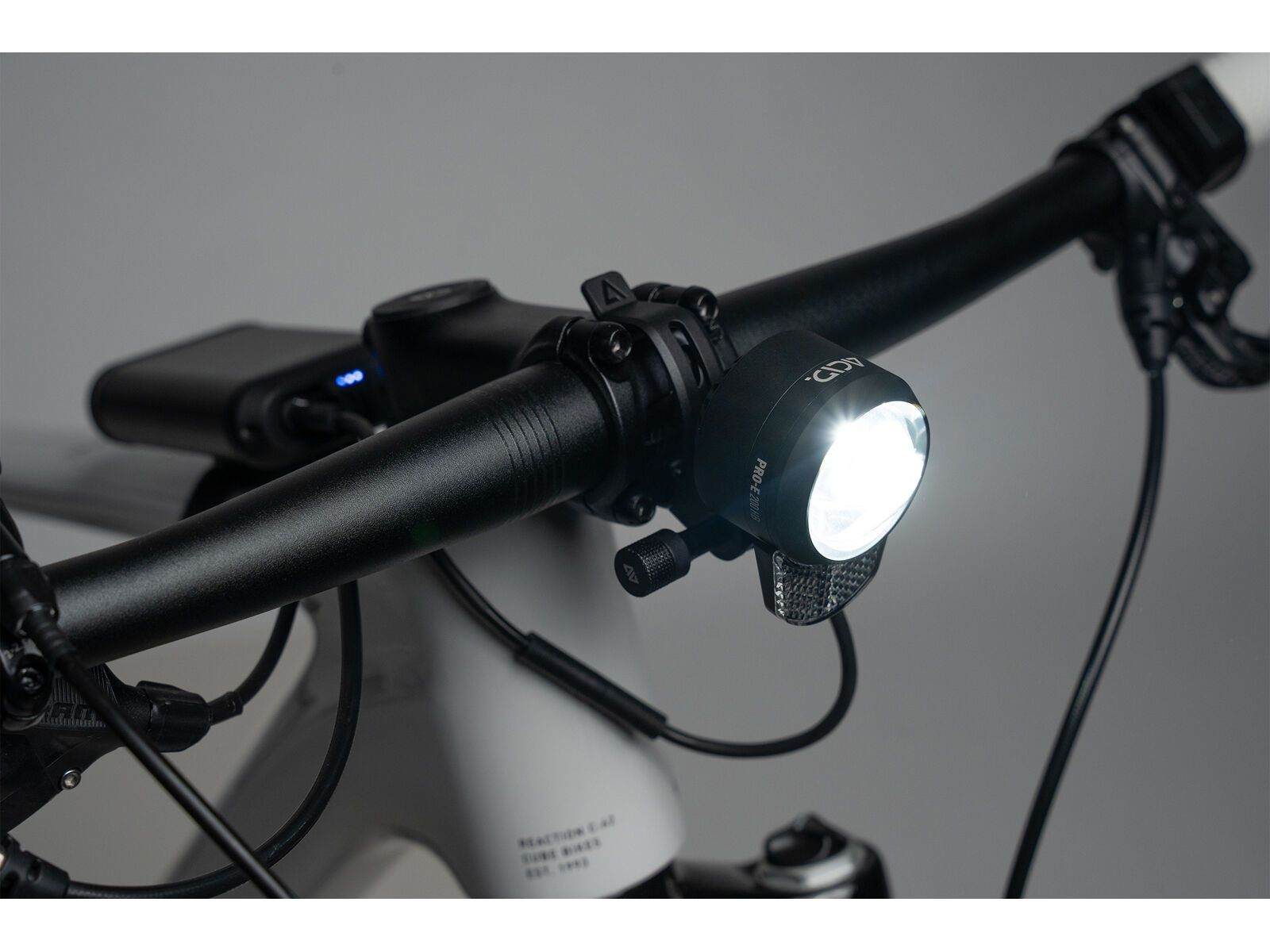 Cube Acid Frontlicht Pro-E 200 HB PowerBank, black, space grey`n`black | Bild 5