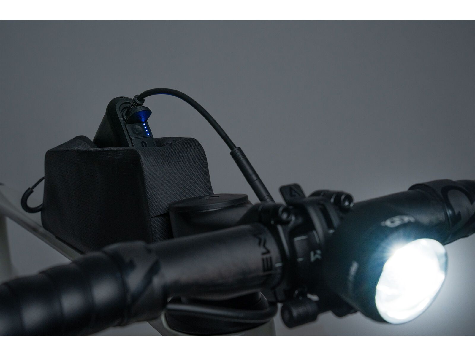 Cube Acid Frontlicht Pro-E 150 PowerBank, black, space grey`n`black | Bild 6