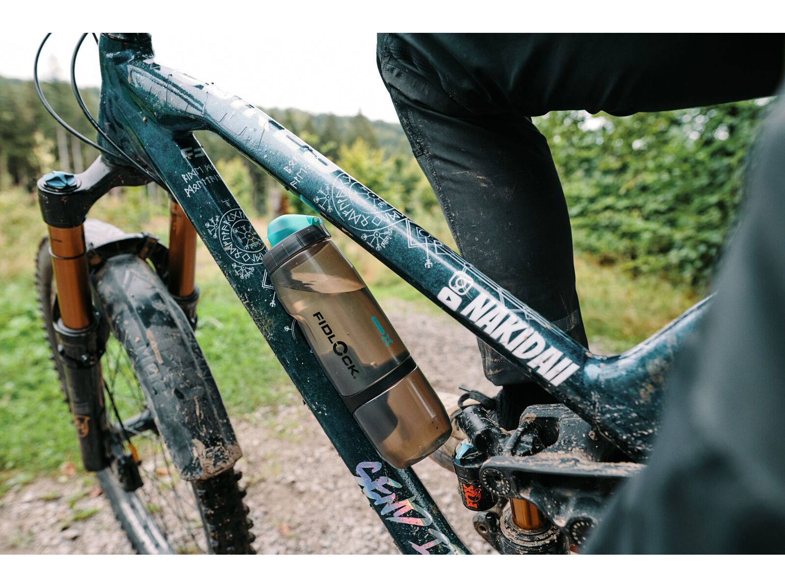 Fidlock Twist Bottle 800 Antibacterial + Bike Base, transparent black/light green | Bild 11