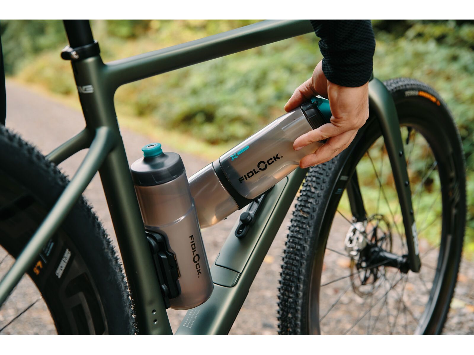 Fidlock Twist Bottle 800 Antibacterial + Bike Base, transparent black/light green | Bild 17