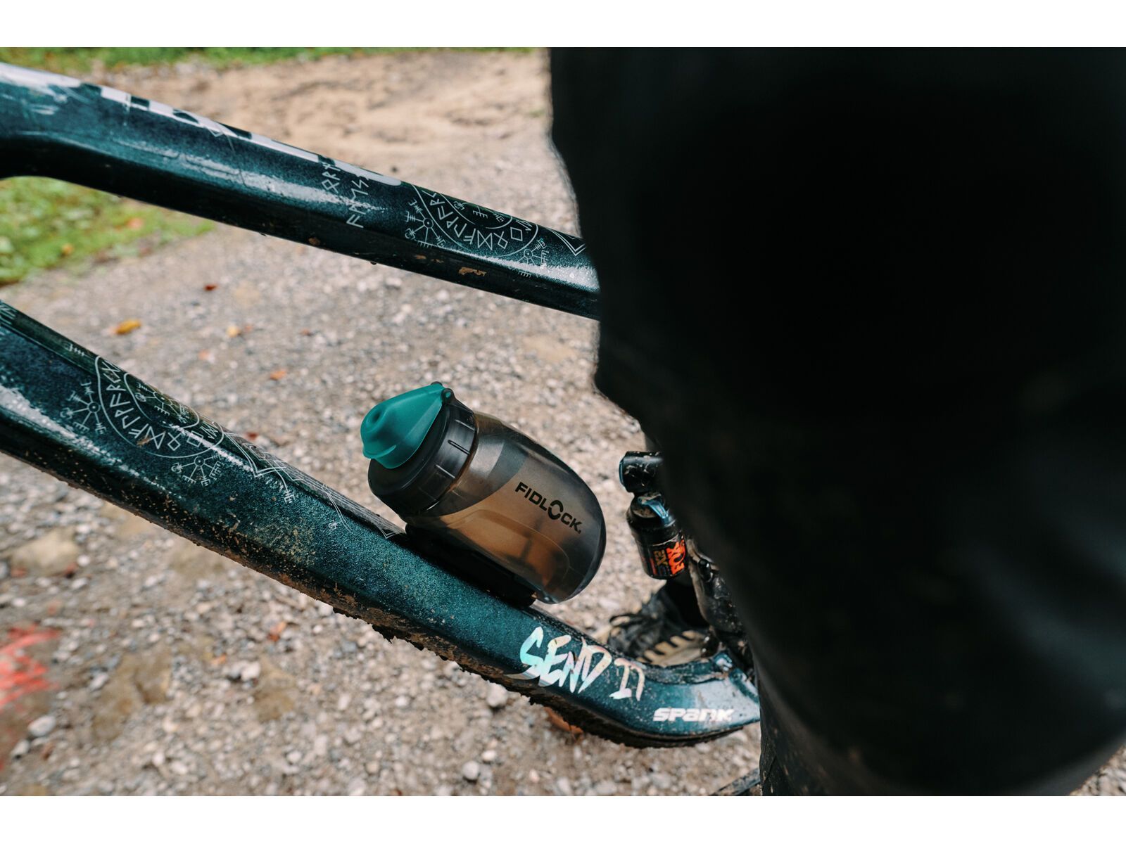Fidlock Twist Bottle 450 Antibacterial + Bike Base, transparent black/light green | Bild 9