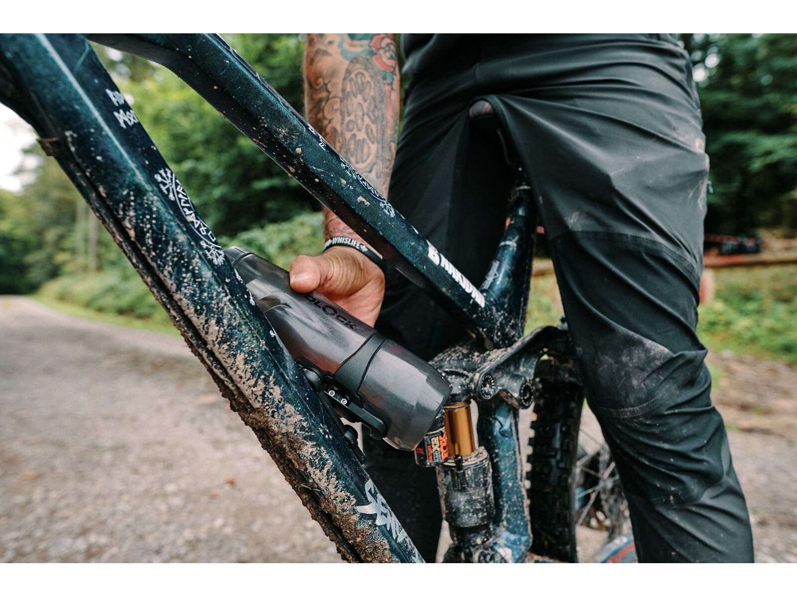 Fidlock Twist Bottle 800 Antibacterial + Bike Base, transparent black/light green | Bild 10