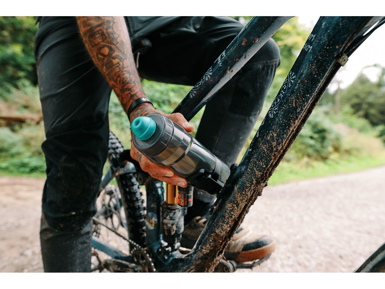 Fidlock Twist Bottle 800 Antibacterial + Bike Base, transparent black/light green | Bild 8