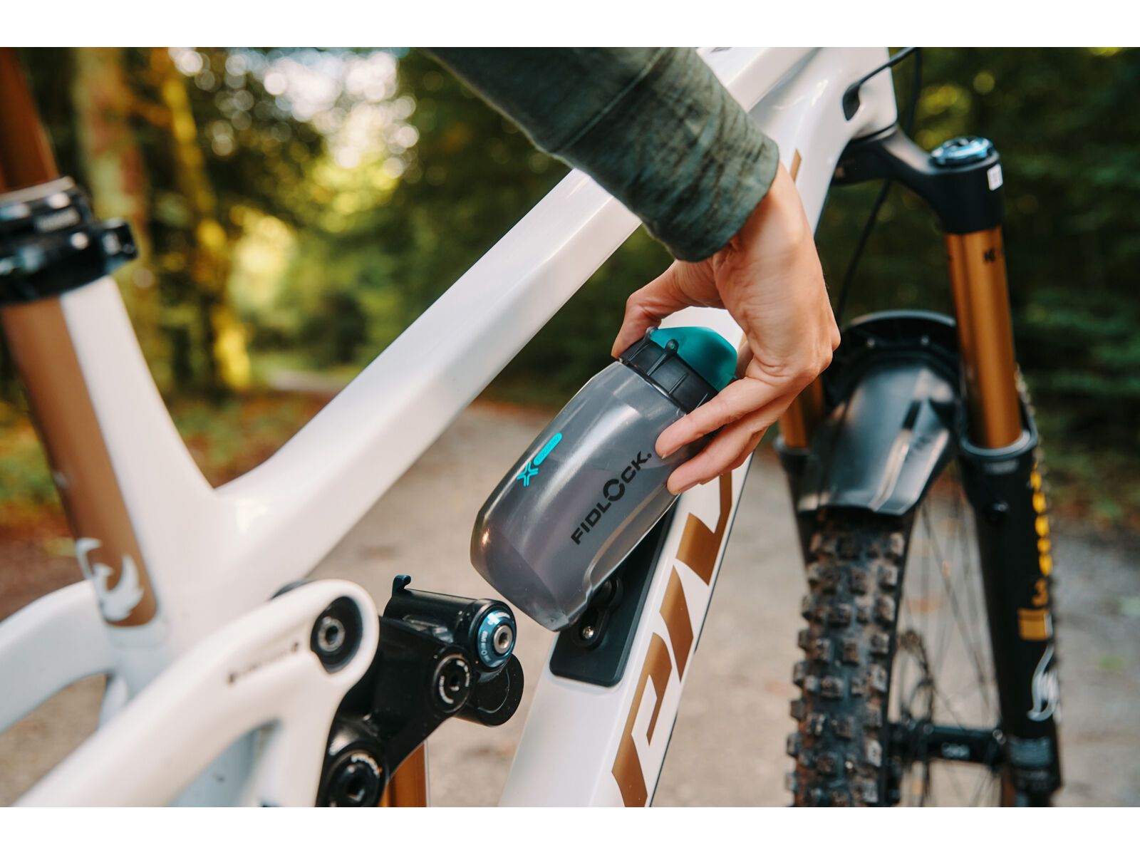 Fidlock Twist Bottle 450 Antibacterial + Bike Base, transparent black/light green | Bild 24