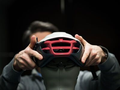 MET Manta MIPS Tadej Pogačar Blačk Edition - Bild 24