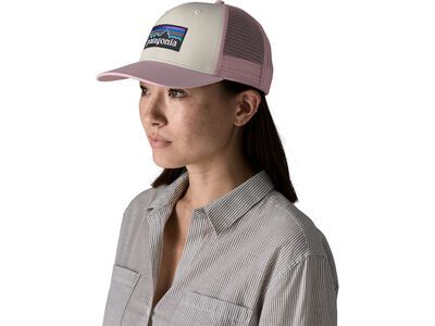 Patagonia P-6 Logo Trucker Hat, white w/quiet violet - Bild 2