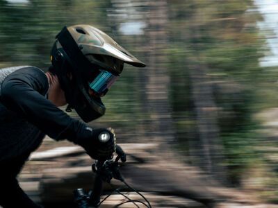 MET Parachute MCR MIPS, white iridescent/matt - Bild 27