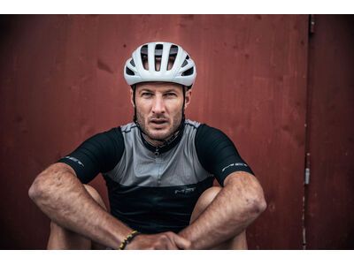 MET Rivale MIPS, white holographic/glossy - Bild 8