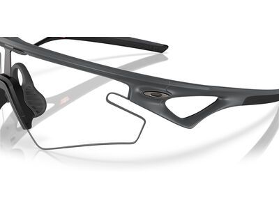 Oakley Sphaera Slash, Clear To Black Iridium Photochromic / carbon - Bild 4