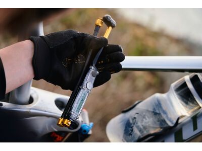 Lezyne Digital Shock Drive, black/gold - Bild 5